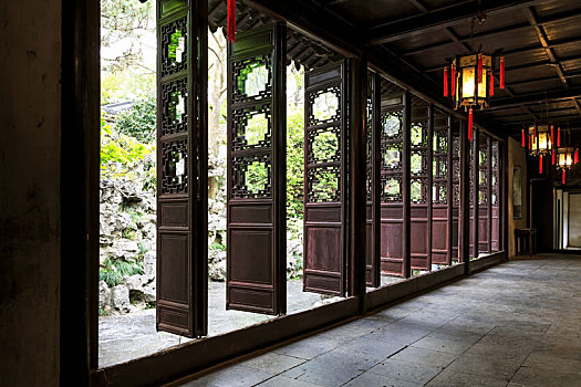 中国江苏省苏州市留园园林建筑中式隔扇门窗