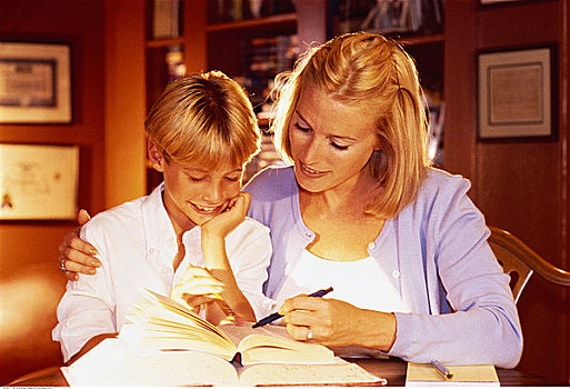母亲,儿子,坐,桌子,读,书本