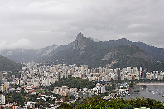 巴西里约热内卢基督山下的里约热内卢市区