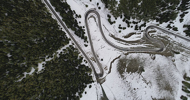 九月天山初雪美,雪岭公路别样景