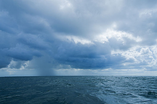 海,海水,海平面,大海,平静,辽阔,广阔,白云,蓝天,天气,气象,预警,乌云,雷云,阴天,多云