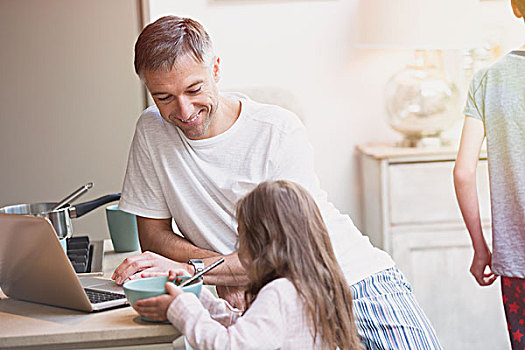 父亲,女儿,享受,早餐,笔记本电脑