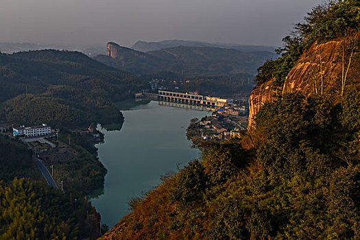 山,丹霞,河流,蓝天,黄昏,大气,田野,水电站,村庄,驴友,旅行,地质公园,丹霞地貌,绿色,灌木,树,草,水潭,素材,平面设计