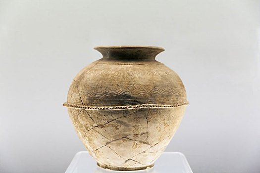上海博物馆藏崧泽文化灰陶绳索纹罐