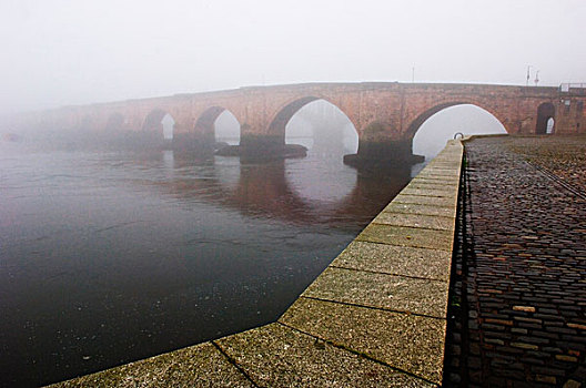 古桥,遮盖,薄雾