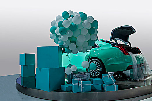 2019重庆汽车展展示的凯迪拉克汽车与汽球,礼品箱