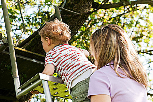小男孩,母亲,攀登,向上,梯子,伸手,树屋