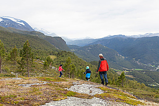 男人,儿子,远足,山景,后视图,尤通黑门山,国家公园,洛姆,奥普兰,挪威