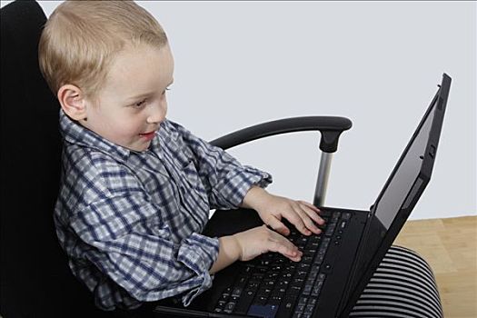 小男孩,工作,笔记本电脑