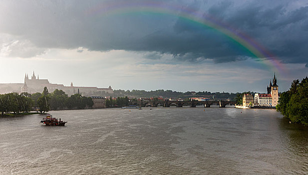 伏尔塔瓦河,雷暴,雨,查理大桥,背影,布拉格,捷克共和国,欧洲