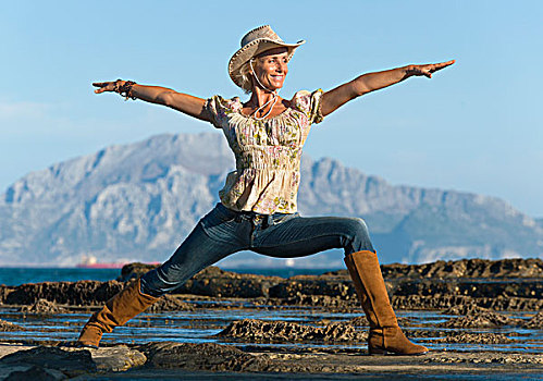 女人,戴着,牛仔帽,瑜伽姿势,安达卢西亚,西班牙