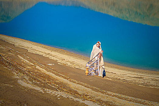 新疆,湖泊,湖水,沙滩,女人
