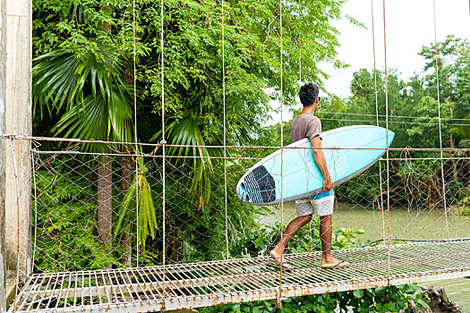 男人,冲浪板,索桥,菲律宾