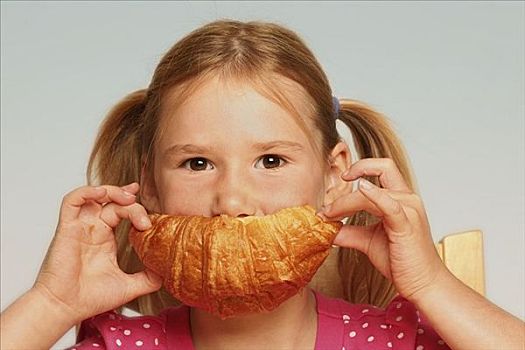 女孩,吃,牛角面包