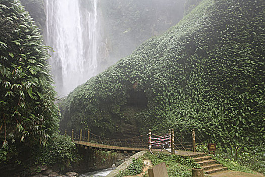 广西南宁通灵大峡谷植物暗河,米瀑布和奇特瀑布