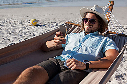 男人,放松,吊床,打手机,海滩,微笑
