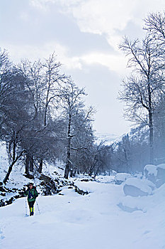 冬天雪地徒步的人群