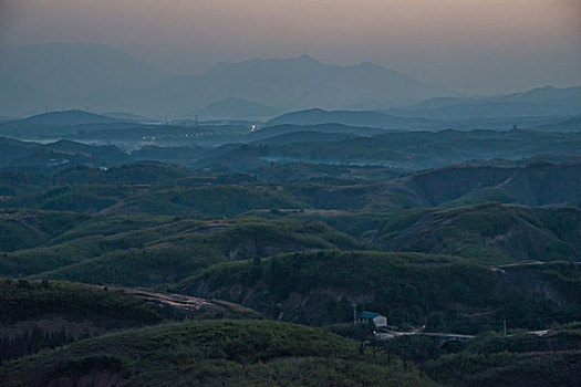 山,丹霞,群山,山脉,黄昏,红光,坡顶,驴友,旅行,地质公园,丹霞地貌,灌木,树,草,水潭,素材,平面设计