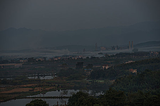 烟囱,冷却塔,群山,树林,蓝天,烟,污染