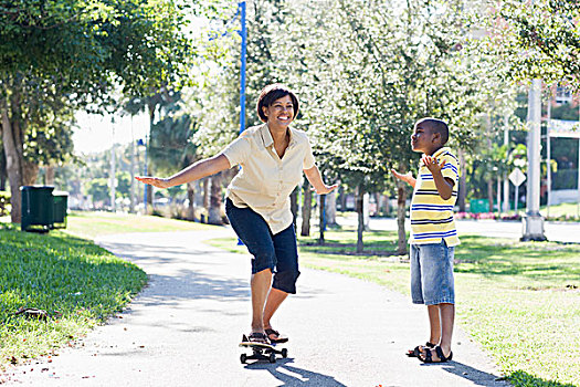 母亲,儿子,滑板,公园