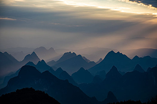 清晨远眺阳光下绵延的群山