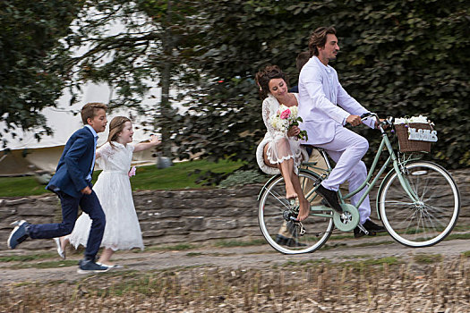 孩子,婚礼,客人,跑,新婚夫妇,自行车