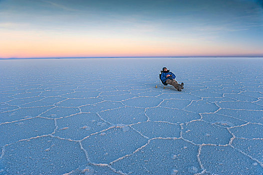 男人,躺着,折叠躺椅,干枯,盐湖,乌尤尼盐沼,黄昏,玻利维亚,南美