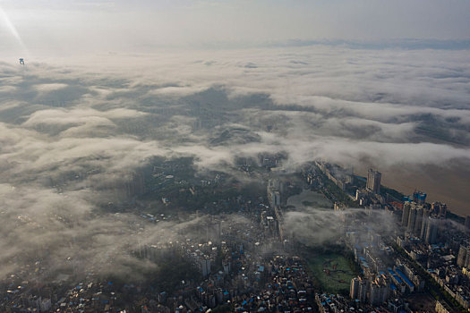 广西梧州,云雾缭绕山城水都如仙境