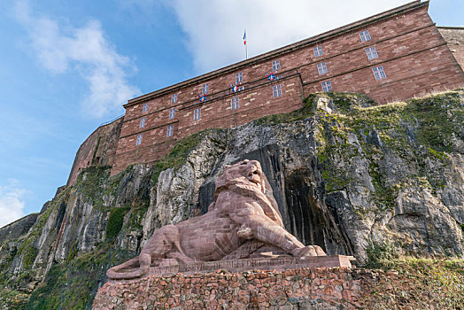 法国贝尔福城堡山上巨大的狮子雕像