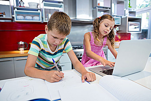 男孩,家庭作业,女孩,使用笔记本,厨房,在家