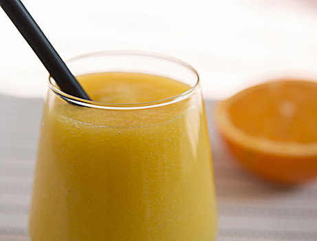 一杯包含了苹果,芒果和橙的混合果汁