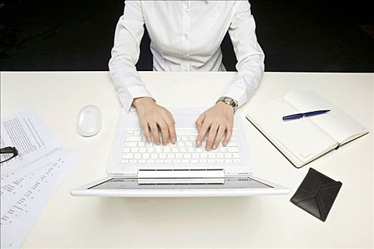 职业女性,坐,书桌,笔记本电脑