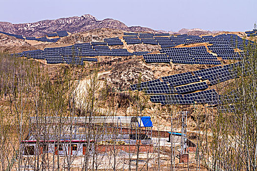 河北阜平,山顶上的太阳能光伏发电设施