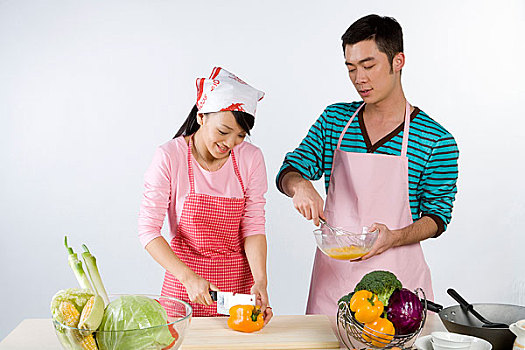 一对年轻夫妇在做饭