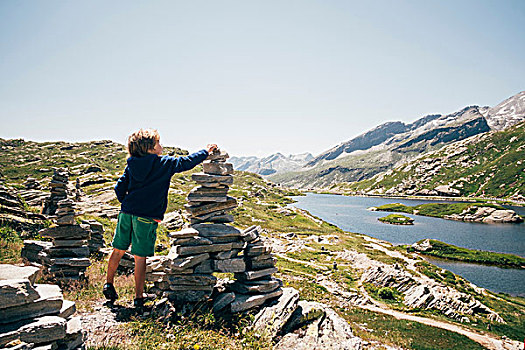后视图,男孩,山,堆积,石头,瑞士