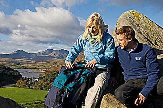 北威尔士,雪墩山,男人,女人,坐,石头,背景,山,斯诺顿