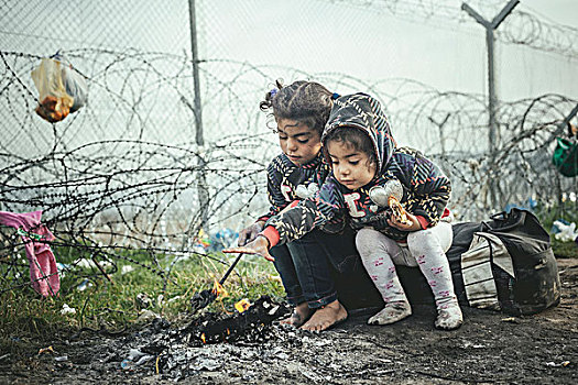 难民,露营,希腊,马其顿,边界,两个,小,女孩,温暖,营火,中马其顿,欧洲