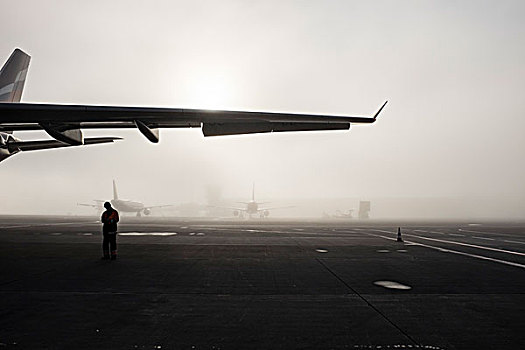 飞机场,雾