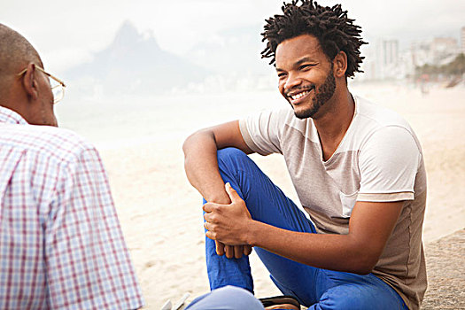 中年,男人,坐,伊帕内玛海滩,交谈,父亲,里约热内卢,巴西