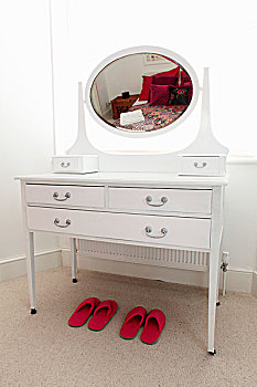 白色,化妆,桌子,椭圆,镜子,两个,粉色,拖鞋