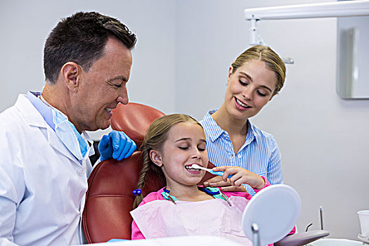 牙医,协助,孩子,病人,刷牙,牙科诊所