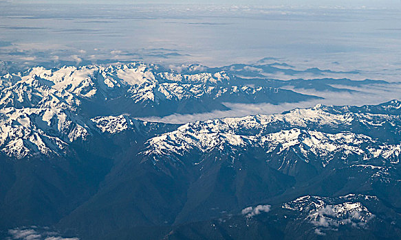 航拍落基山脉雪峰