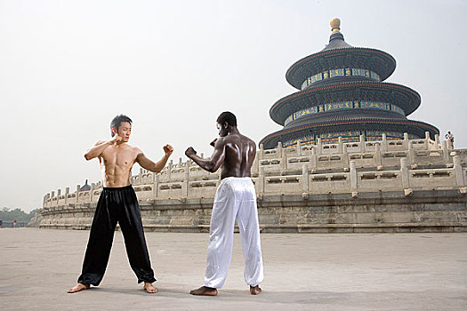 中国武术--两名男武术运动在天坛祈年殿前对打