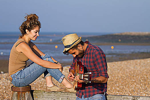 年轻,情侣,海滩,吉他