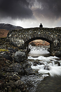 剪影,男像,站立,石头,拱形,桥,河,跑,仰视,山,雷雨天气,背景,茂尔岛,苏格兰