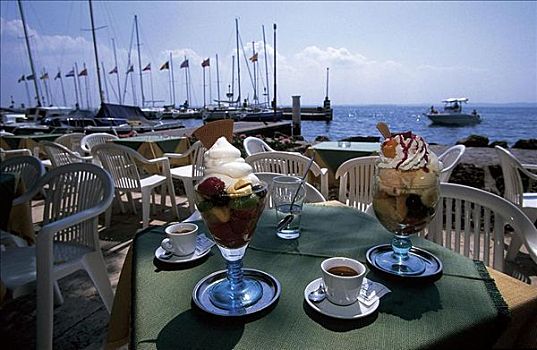 户外,咖啡,圣代冰淇淋,冰淇淋,咖啡杯,海岸,港口,船,加尔达湖,威尼托,巴多利诺,意大利,欧洲