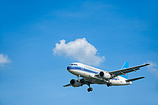 南方航空的飞机正降落重庆江北机场