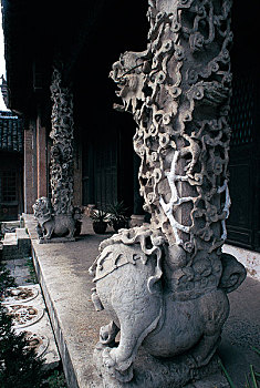 深圳弘法寺内的石刻柱