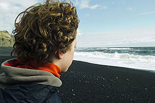 男孩,看,地平线,面对,海洋,冰岛