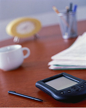 电子记事簿,茶杯,钟表,文件,书桌